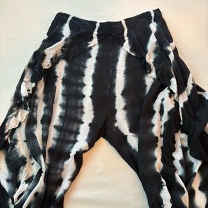 ZURY Wide Leg Open Ruffle Pants! Black & White! Great condition! Pull on. M